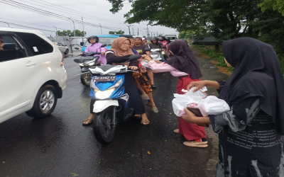 MTsN 8 Kediri Berbagi Takjil