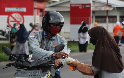 MTsN 8 Kediri Berbagi Takjil