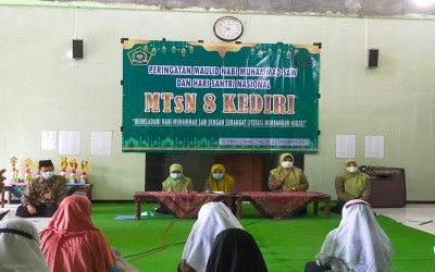 Penyerahan Hadiah  Lomba  Peringatan Maulid Nabi Muhammad SAW dan Hari Santri.