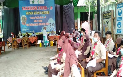 Siswa-Siswi  MTsN 8 Kediri  Melaksanakan Vaksin