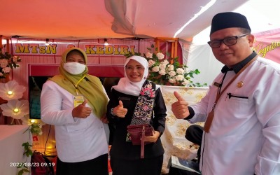 Wakil Bupati Kediri Kunjungi Stand Pameran  MTsN 8 Kediri