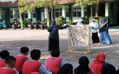 MTsN 8 Kediri Kembali Membatik