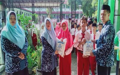 MTsN 8 KEDIRI MENYALURKAN ZAKAT FITRAH