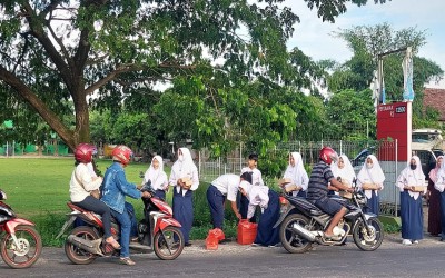 MTsN 8 Kediri Berbagi Sedekah Takjil