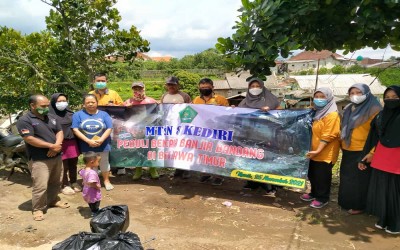 MTsN 8 Kediri Serahkan Bantuan Kepada Korban Banjir di Kota Batu