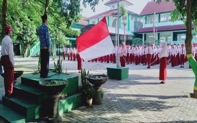 MTsN  8 Kediri Peringati Hardiknas dengan Upacara Bendera