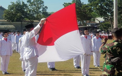 MTsN 8 Kediri Bertugas Sebagai Pasukan Pengibar Bendera Merah Putih